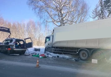 Фото: Один человек погиб в ДТП с фурой и внедорожником в Кузбассе 1
