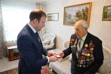 Фото: Глава Кемерова вручил юбилейные медали ветеранам ВОВ 1