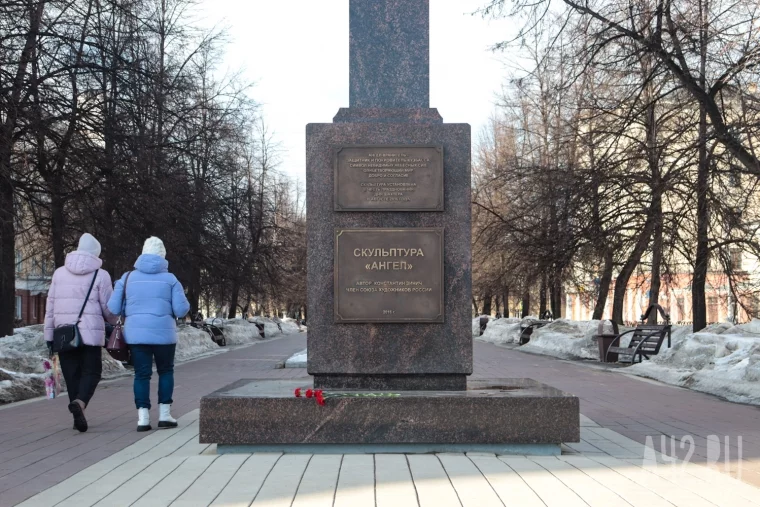 Фото: Кемеровчане начали нести цветы к памятникам в память о погибших в Подмосковье 8
