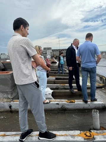 Фото: Мэр Новокузнецка поднялся на крышу пятиэтажки и возмутился работой подрядчика 2