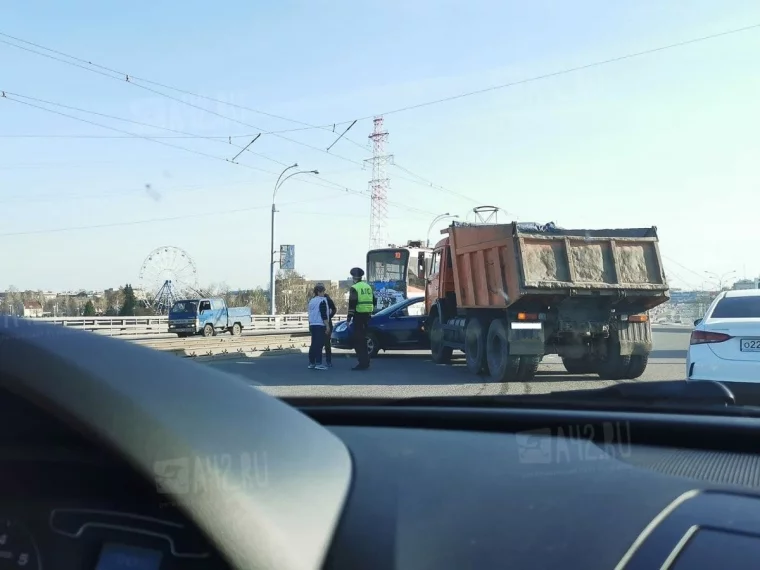 Фото: В Кемерове ДТП с грузовиком частично перекрыло дорогу на Кузнецком мосту 1