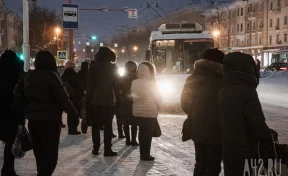 Кемеровчанка пожаловалась на заваленные снегом остановки после очистки дорог