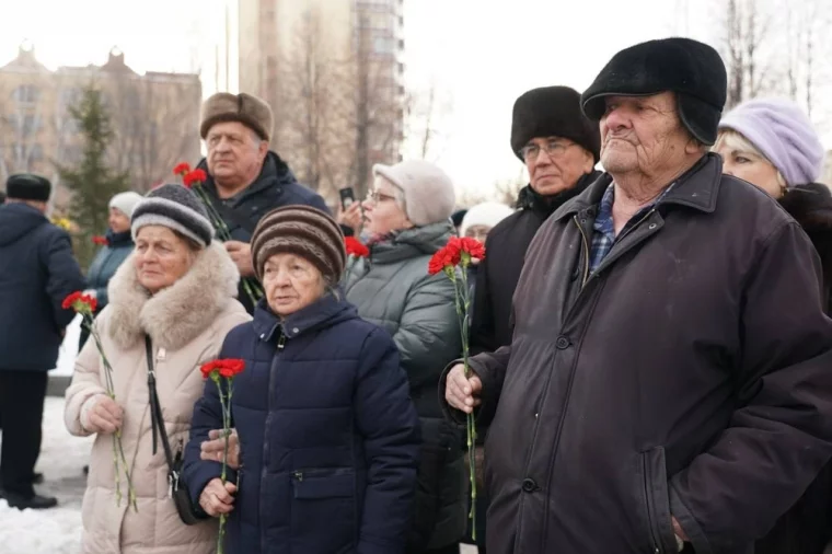 Фото: Кемеровчане возложили цветы к памятнику жителям Ленинграда к 80-летию снятия блокады 4