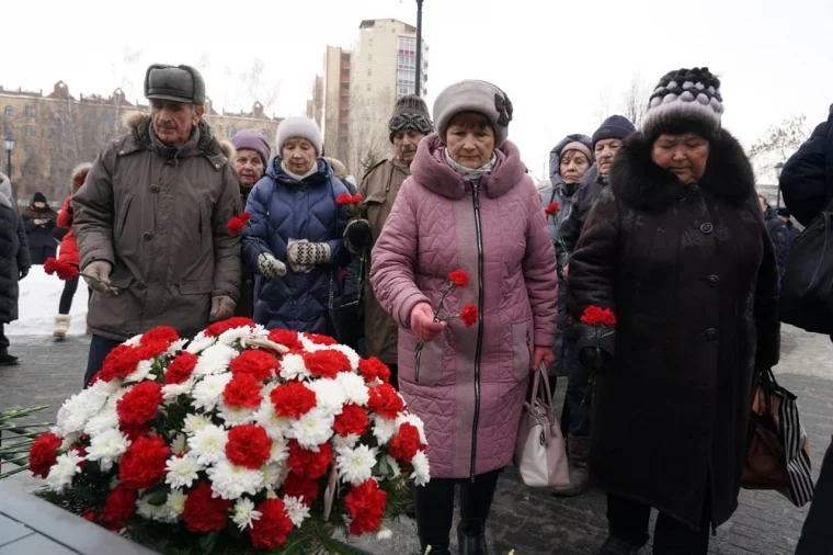 Фото: Кемеровчане возложили цветы к памятнику жителям Ленинграда к 80-летию снятия блокады 5