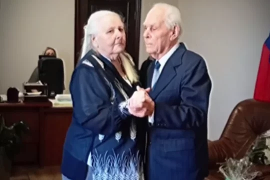 Глава Новокузнецка поздравил семью Бадеевых с 70-летием совместной жизни