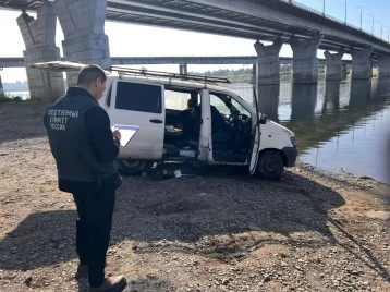 Фото: В СК рассказали об утонувшем под Кузнецким мостом в Кемерове автомобиле: водитель погиб 1