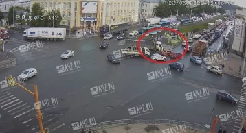 Фото: В Кемерове на Советском проспекте грузовик выехал на встречную полосу и попал в ДТП 1