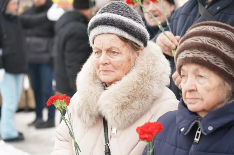 Фото: Кемеровчане возложили цветы к памятнику жителям Ленинграда к 80-летию снятия блокады 6