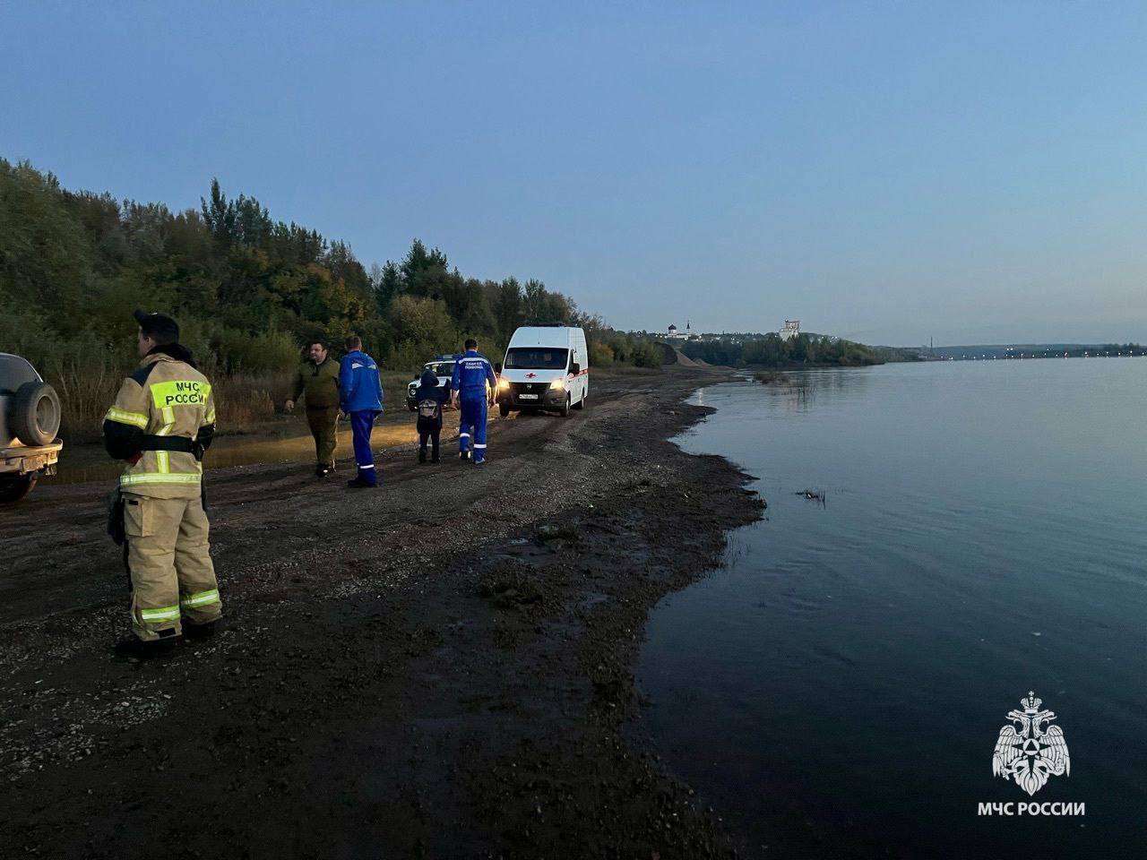 В Башкирии прицеп с лодкой утащил за собой в воду автомобиль, в салоне остался ребёнок 