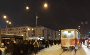 «Толпы на остановках»: кемеровчане не могут уехать домой из-за сбоя в работе трамваев