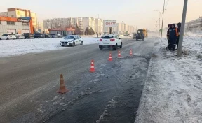 В кузбасском городе из-за аварии на сетях водоснабжения затопило дорогу и кольцо