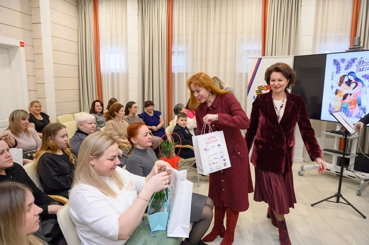Фото: В кемеровском государственном фонде поддержки участников СВО прошёл «Праздник ко Дню матери» 1