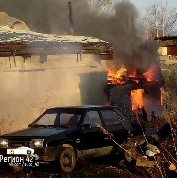 Фото: В Кузбассе сгорели коттедж и гараж 4