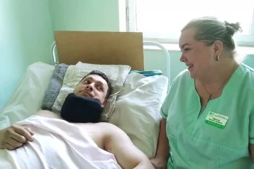 Фото: В Кузбассе медсестра спасла мужчину, прыгнувшего в озеро с двухметрового обрыва и сломавшего позвоночник 1