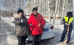 В Кузбассе сотрудники ГИБДД оказали помощь супружеской паре, автомобиль которой сломался в сильный мороз