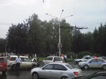 Фото: В Новокузнецке водитель Mazda устроил массовое ДТП, выехав на красный свет 1