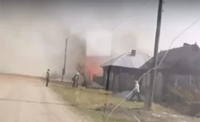 Около 20 домов горят в Ижморском районе