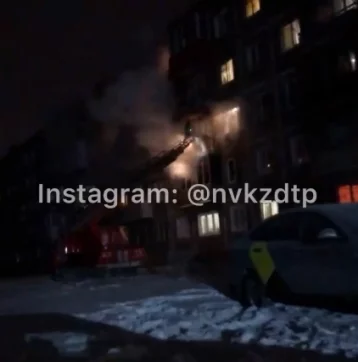 Фото: Появилось видео ночного пожара в кузбасской многоэтажке 1