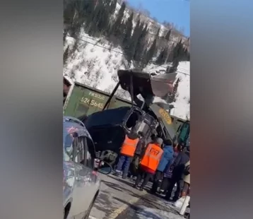 Фото: Последствия столкновения Toyota Land Cruiser и поезда в Кузбассе попали на видео 1