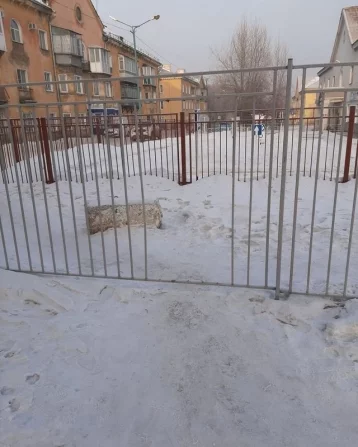 Фото: Жители кузбасского города разобрали забор школы ради короткой дороги в супермаркет 1
