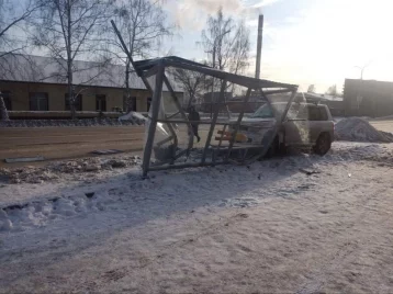 Фото: В Кузбассе автомобиль сбил пенсионерку и врезался в остановку: пострадавшая скончалась в больнице 1
