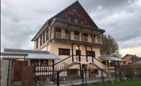 Из школы XIX века — в купеческий дом: как кузбасский священник по крупицам спасает историю Сибири
