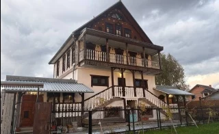 Из школы XIX века — в купеческий дом: как кузбасский священник по крупицам спасает историю Сибири