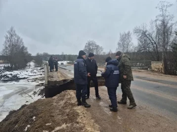 Фото: В Новгородской области обрушился мост 1