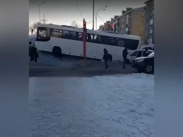 Фото: В Кузбассе последствия ДТП с автобусом сняли на видео 1