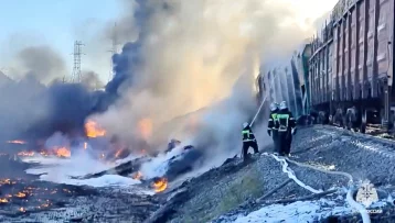 Фото: Под Смоленском 6 вагонов с топливом сошли с рельсов и загорелись после столкновения с фурой 1