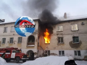 Фото: Серьёзный пожар в многоквартирном доме в Новокузнецке попал на видео 1