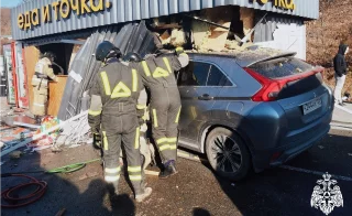 Во Владивостоке автомобиль врезался в кафе: 1 человек и 4 пострадали