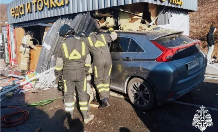 Во Владивостоке автомобиль врезался в кафе: 1 человек и 4 пострадали