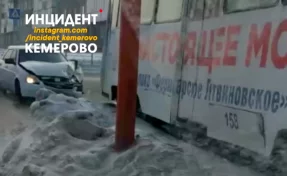 На Южном в Кемерове легковушка врезалась в трамвай