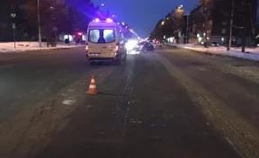 В центре Кемерова на пешеходном переходе сбили женщину