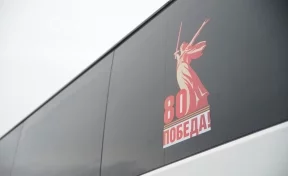 На общественном транспорте Кузбасса появляются наклейки в честь Великой Победы