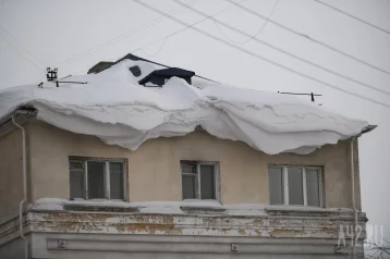 Фото: Сорвавшаяся с крыши наледь убила ребёнка на Урале   1