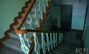 В Москве пенсионерка скончалась после падения на лестнице в подъезде дома 
