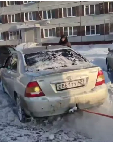 В Кемерове сотрудники Госавтоинспекции помогли вытащить застрявшую в снегу машину