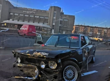 Фото: Раритетный автомобиль BMW попал в ДТП на проспекте Октябрьском в Кемерове 1