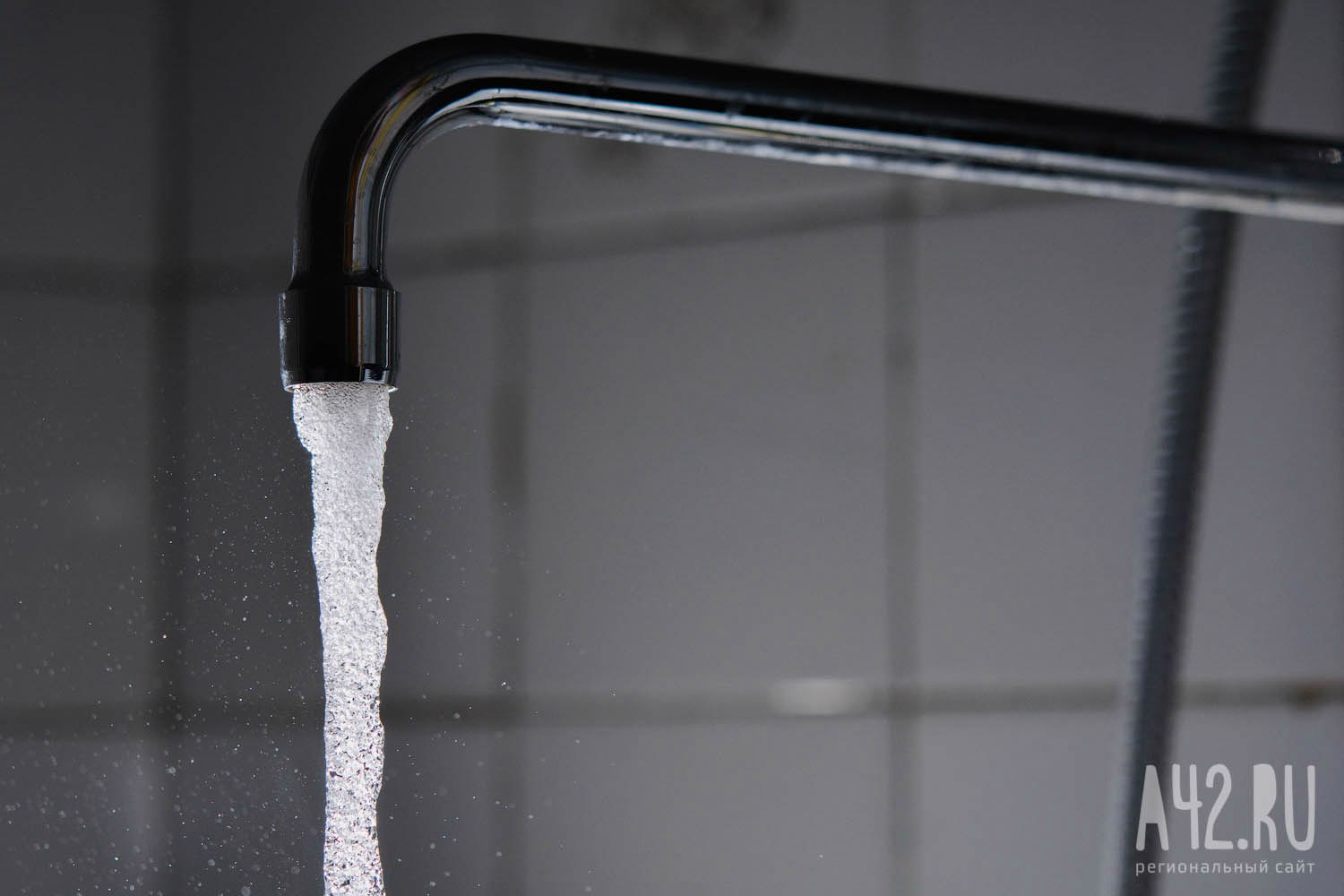 Холодную воду отключат более чем на 100 улицах кузбасского города на 12 часов