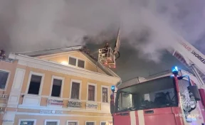 В Нижнем Новгороде загорелась кровля кафе, людей эвакуируют