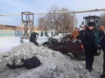 Фото: Стали известны подробности смертельного ДТП в Кемерове с иномаркой и автогрейдером 1