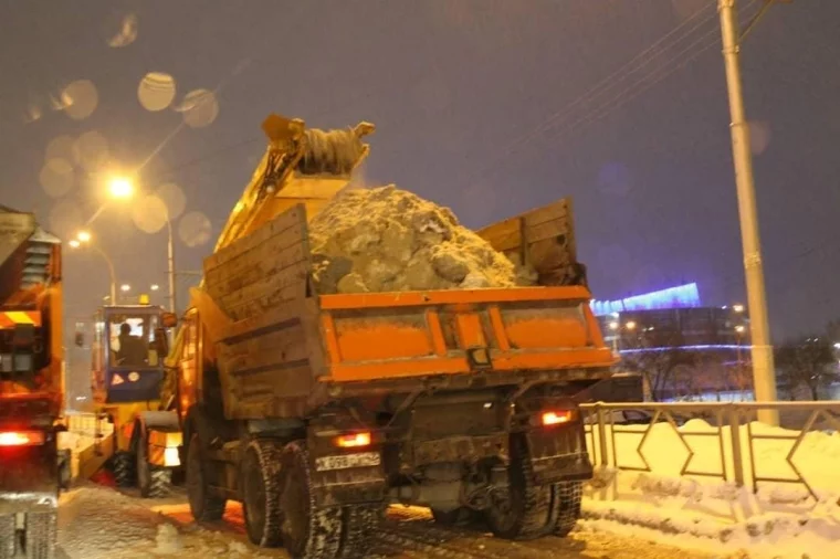 Фото: Солёные машины, песочные сугробы: как устроена очистка дорог в Кузбассе 2