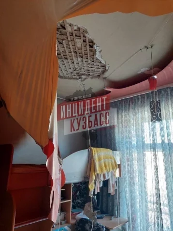 Фото: В Кемерове в квартире дома обрушился потолок 1