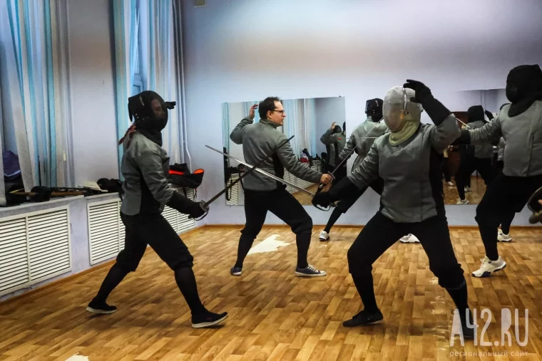 Фото: Сталь, пот и семья: зачем взрослые люди с ипотекой берут в руки меч 11