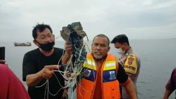 Фото: На борту рухнувшего индонезийского самолёта Boeing находились 65 человек 1