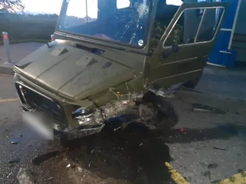 Фото: В Кузбассе автомобиль отбросило на остановочный павильон после ДТП 1