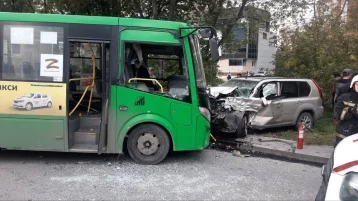 Фото: В Екатеринбурге 6 человек, в том числе дети, пострадали в ДТП с автобусом  1