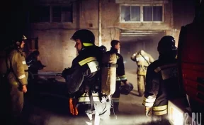 Ночью в Кузбассе загорелось здание с двумя иномарками внутри